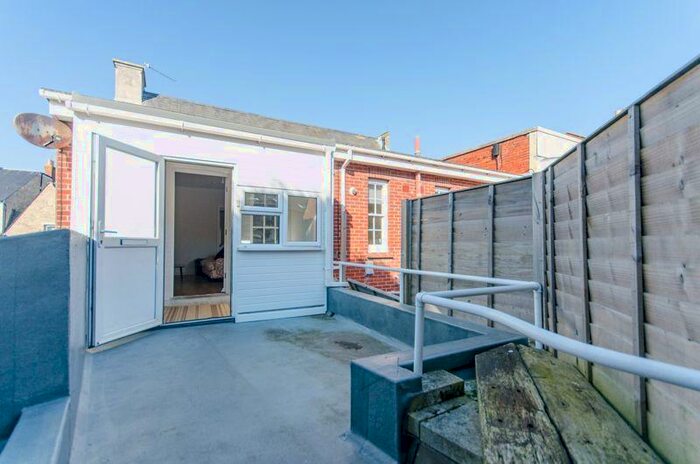 2 Bedroom Flat To Rent In Swanage, BH19