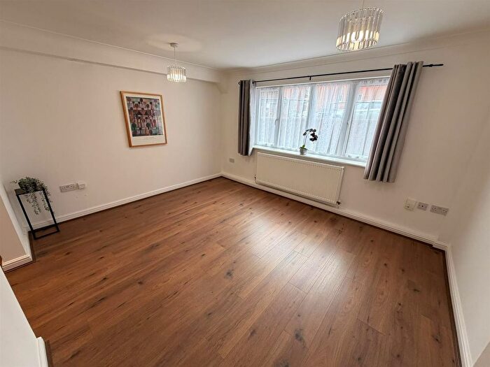 2 Bedroom Flat To Rent In Heron Quay, Bedford, MK40