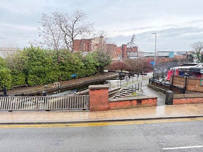 2 Bedroom Flat For Sale In May Street, Manchester, M40