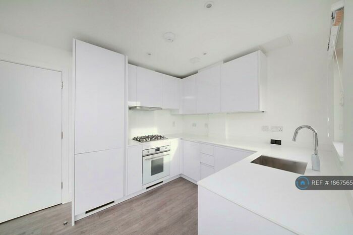 2 Bedroom Flat To Rent In Downsview Road, London, SE19