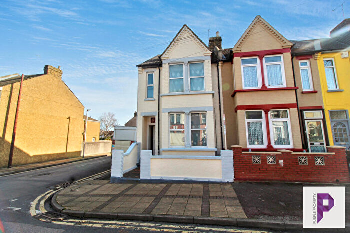 3 Bedroom End Of Terrace House For Sale In College Avenue, Gillingham, ME7