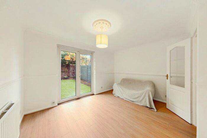 3 Bedroom Maisonette To Rent In Chambord Street, Shoreditch, E2