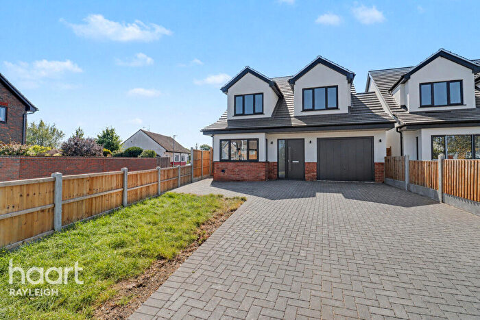 4 Bedroom Detached House For Sale In Poors Lane, Daws Heath, SS7
