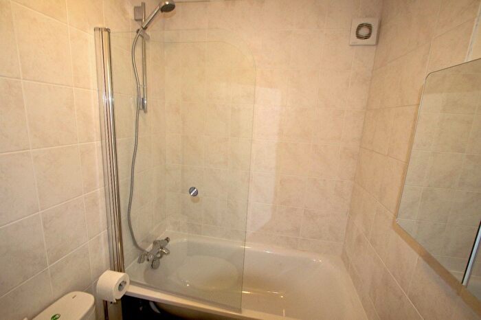 1 Bedroom Flat For Sale In Colburn Crescent, Guildford, Surrey, GU4