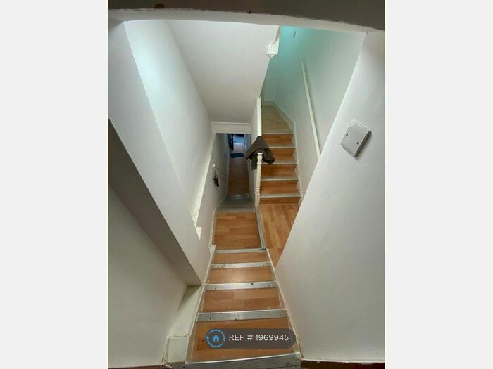 Studio To Rent In Bradbury Street, London, N16