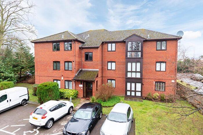 1 Bedroom Flat To Rent In Castle Road, Weybridge, KT13