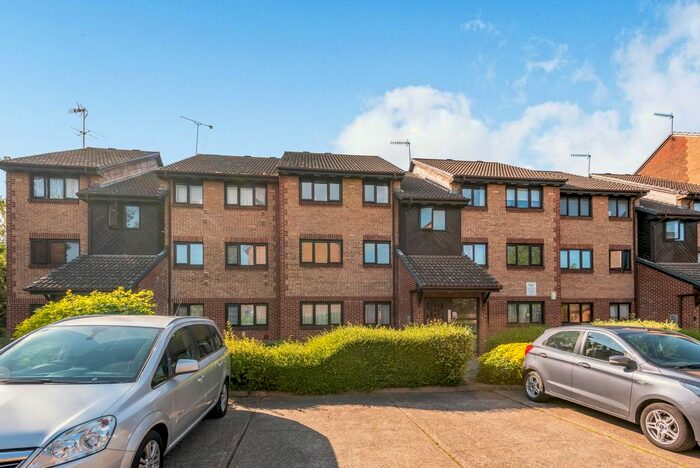 2 Bedroom Flat To Rent In Cricketers Close, Erith, DA8