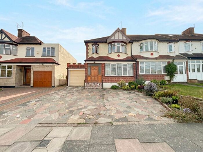 3 Bedroom Terraced House For Sale In Seafield Road, London, N11