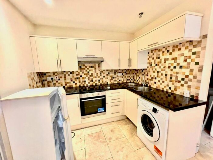 Flat To Rent In Nursery Road, Palmers Green, N14