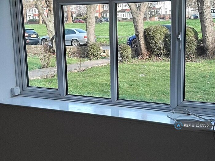 2 Bedroom Flat To Rent In Woodside Green, London, SE25