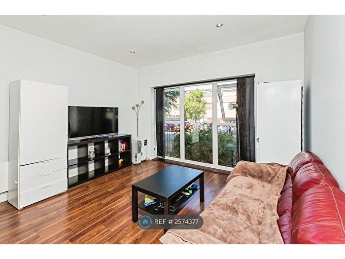 2 Bedroom Flat To Rent In Heron House, Reading, RG2