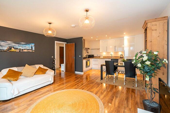 1 Bedroom Flat To Rent In Kimmerghame Path, Edinburgh, EH4