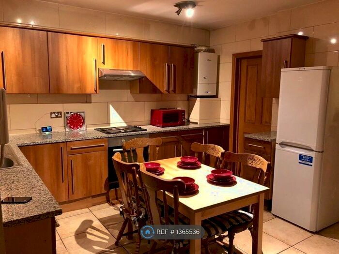 3 Bedroom Maisonette To Rent In Hewer House, London, SW4