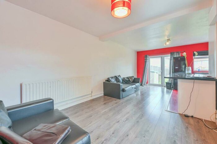 3 Bedroom Flat To Rent In Roxeth Green Avenue, Harrow, HA2