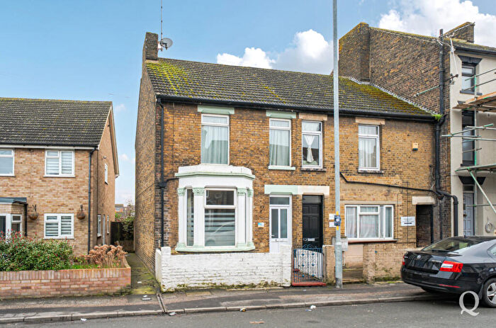 3 Bedroom End Of Terrace House For Sale In Chalkwell Road, Sittingbourne, Kent, ME10