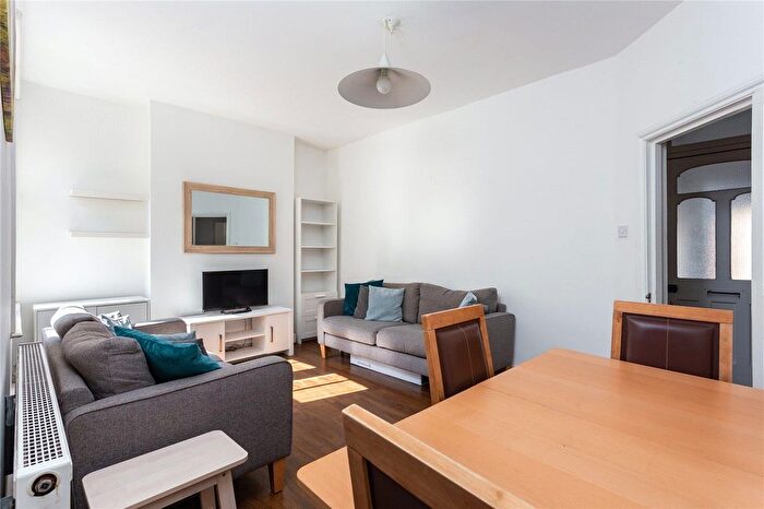 3 Bedroom Flat To Rent In Cato Road, London, SW4