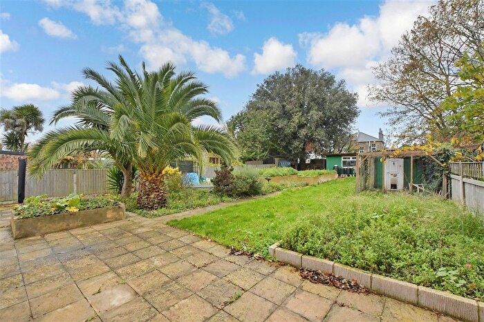 1 Bedroom Detached Bungalow For Sale In Old Green Road, Broadstairs, Kent, CT10