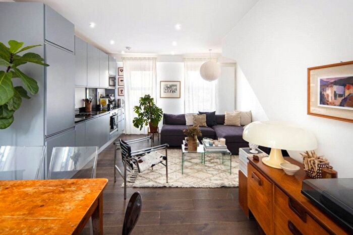 2 Bedroom Flat To Rent In Viaduct Place, Bethnal Green, London, E2