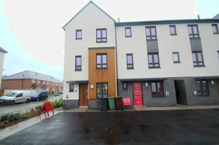 4 Bedroom Town House To Rent In Barrington Way, Leeds, LS15