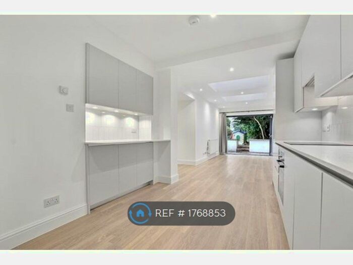 3 Bedroom Flat To Rent In Corringham Road, London, NW11