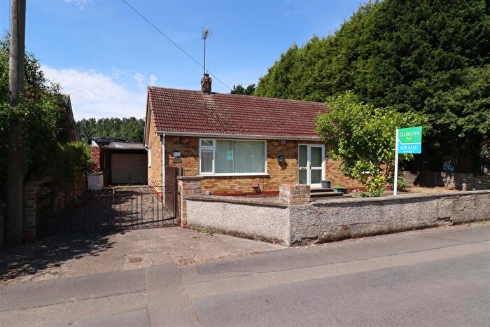 2 Bedroom Detached Bungalow For Sale In Canal Side West, Newport, HU15