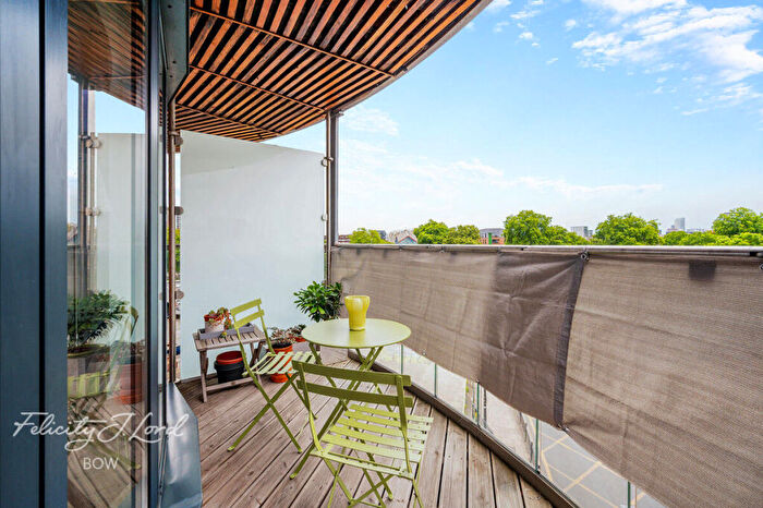2 Bedroom Apartment For Sale In St Pauls Way, London, E3
