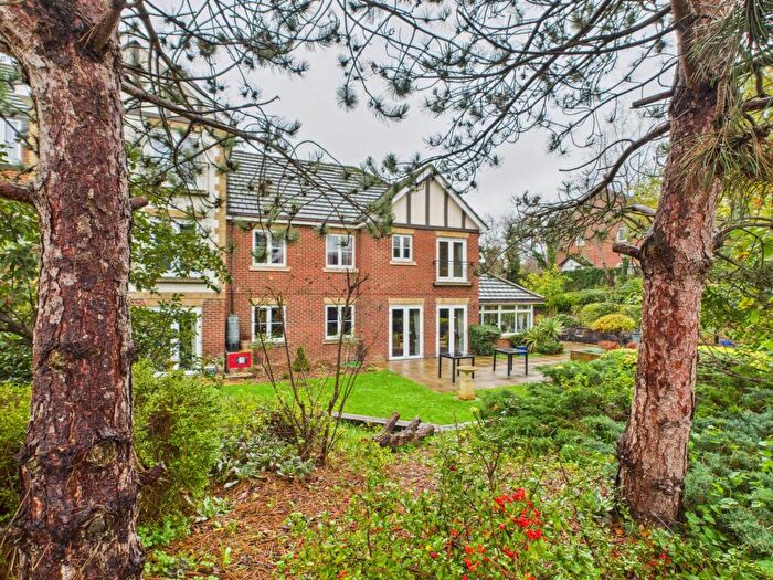 2 Bedroom Flat For Sale In Bath Road, Calcot, Reading, RG31