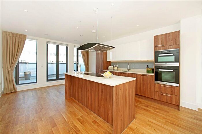 3 Bedroom Flat To Rent In Fairmont Mews, Childs Hill, NW2