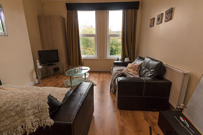 3 Bedroom Flat To Rent In Ash Grove, Leeds, LS6