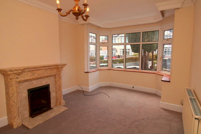 3 Bedroom Semi-Detached House To Rent In Oaklands Avenue, Off Fellows Road, B17