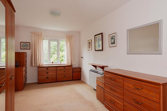 2 Bedroom Flat To Rent In Belmont Road, Leatherhead, KT22