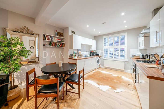 2 Bedroom Flat For Sale In Kennington Lane, London, SE11