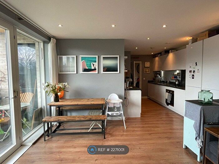 2 Bedroom Flat To Rent In St. James's Crescent, London, SW9