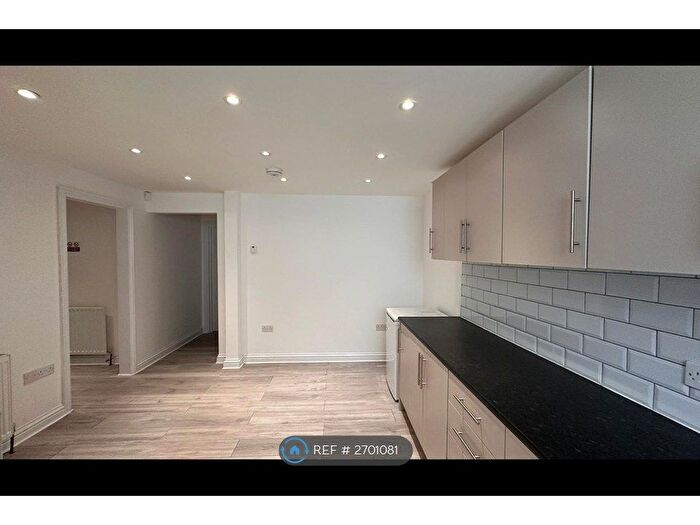 2 Bedroom Flat To Rent In Hillside Avenue, Strood, Rochester, ME2