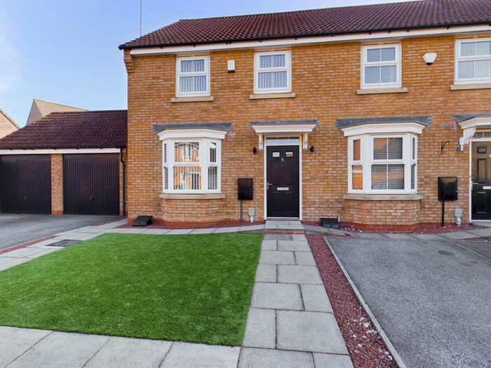 3 Bedroom Semi-Detached House To Rent In Barnard Park, Kingswood, HU7