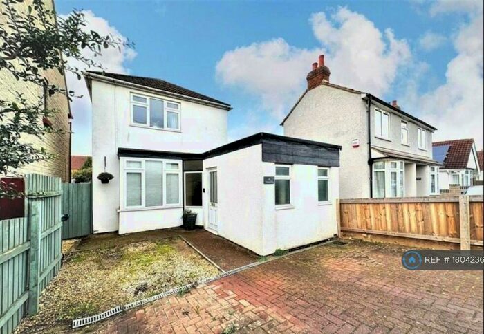 3 Bedroom Detached House To Rent In Cricklade Road, Swindon, SN2