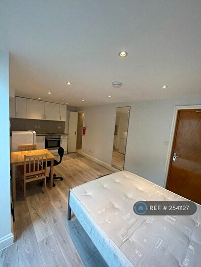 Studio To Rent In Copenhagen Street, London, N1