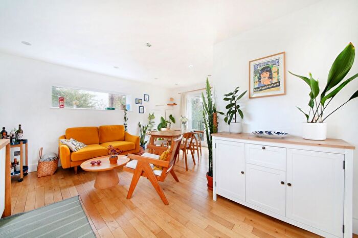 2 Bedroom Flat To Rent In Ducie Street, Clapham North, SW4