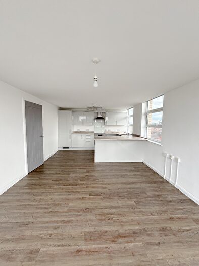 3 Bedroom Flat To Rent In Oldham Road, Manchester, Greater Manchester, M40