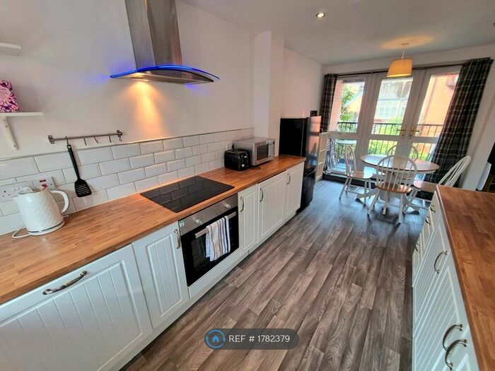 3 Bedroom Maisonette To Rent In Martlesham Walk, Manchester, M4