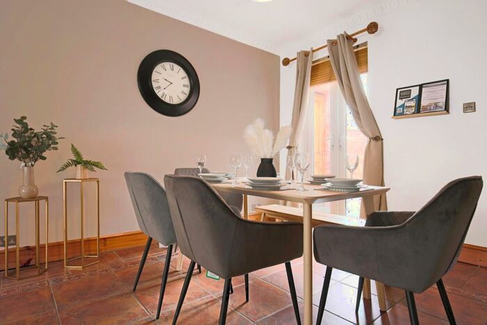 4 Bedroom Town House To Rent In Derby Road, Northampton, NN1