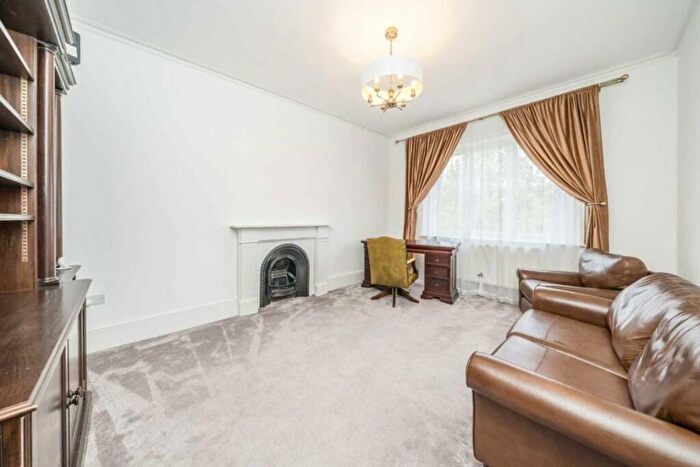 3 Bedroom Flat To Rent In Gloucester Road, Teddington, TW11