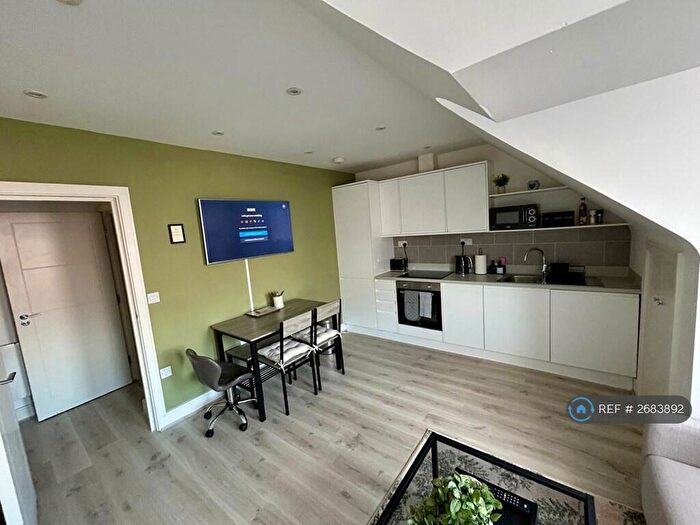 1 Bedroom Flat To Rent In Churchward House, Chertsey, KT16