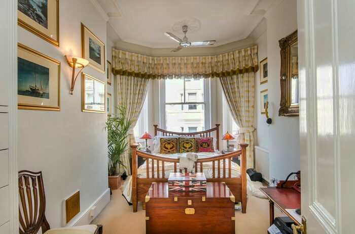 2 Bedroom Flat For Sale In Earls Court Square, Earls Court, London, SW5