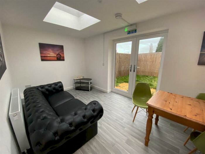 2 Bedroom Flat To Rent In Coombes Lane, Birmingham, B31