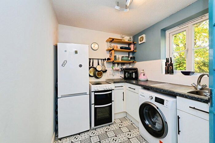 1 Bedroom Flat For Sale In Chipstead Close, Sutton, Surrey, SM2