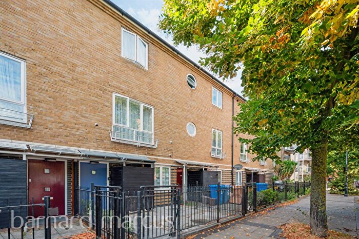 4 Bedroom Property For Sale In Chandler Way, London, SE15