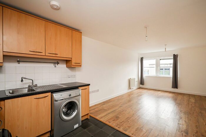2 Bedroom Flat To Rent In Scott Avenue, Putney, London, SW15