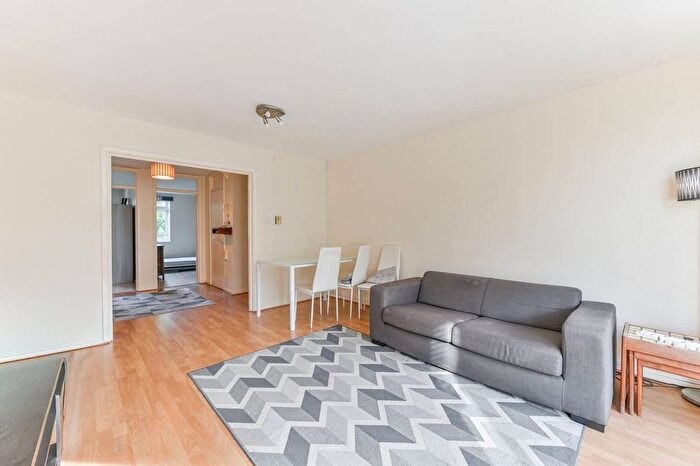 2 Bedroom Flat To Rent In Hillside Glen, Croydon, CR0