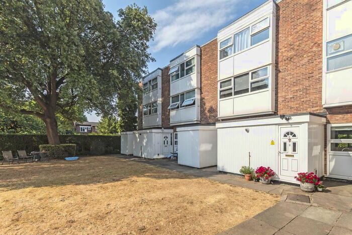 2 Bedroom Flat To Rent In Wellington Road, Hampton Hill, Hampton, TW12